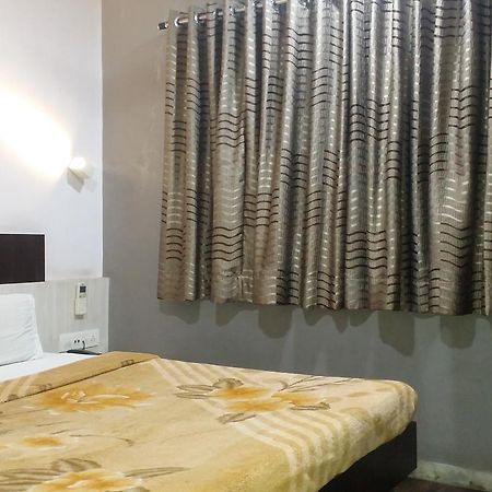 Hotel Decent Surat Zewnętrze zdjęcie