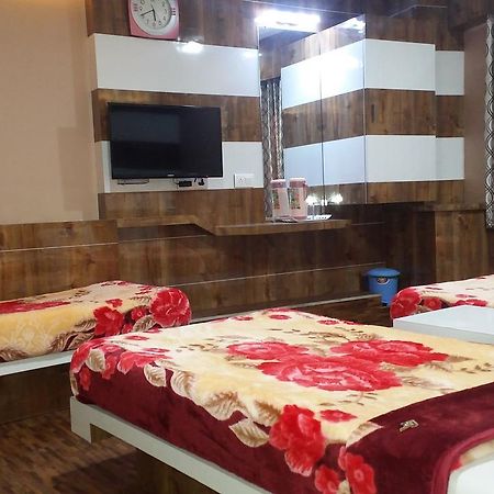 Hotel Decent Surat Zewnętrze zdjęcie
