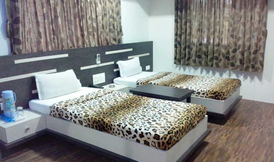 Hotel Decent Surat Zewnętrze zdjęcie