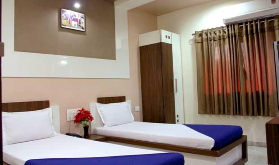 Hotel Decent Surat Zewnętrze zdjęcie