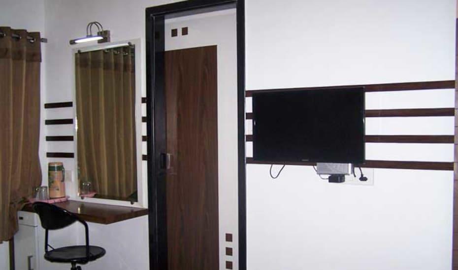 Hotel Decent Surat Zewnętrze zdjęcie