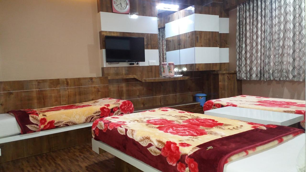 Hotel Decent Surat Zewnętrze zdjęcie