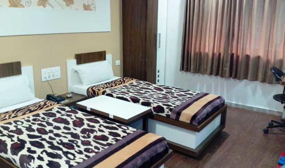 Hotel Decent Surat Zewnętrze zdjęcie