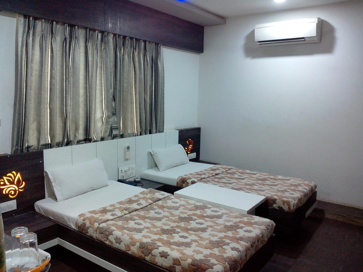 Hotel Decent Surat Zewnętrze zdjęcie
