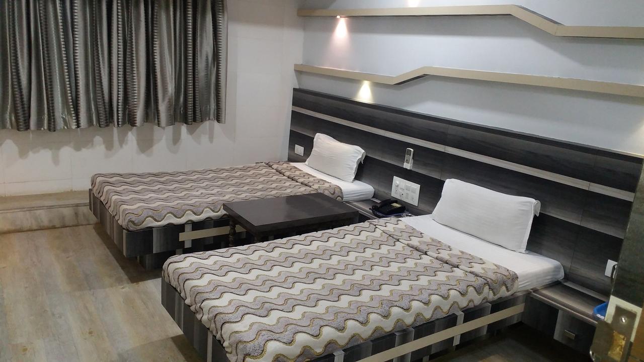 Hotel Decent Surat Zewnętrze zdjęcie