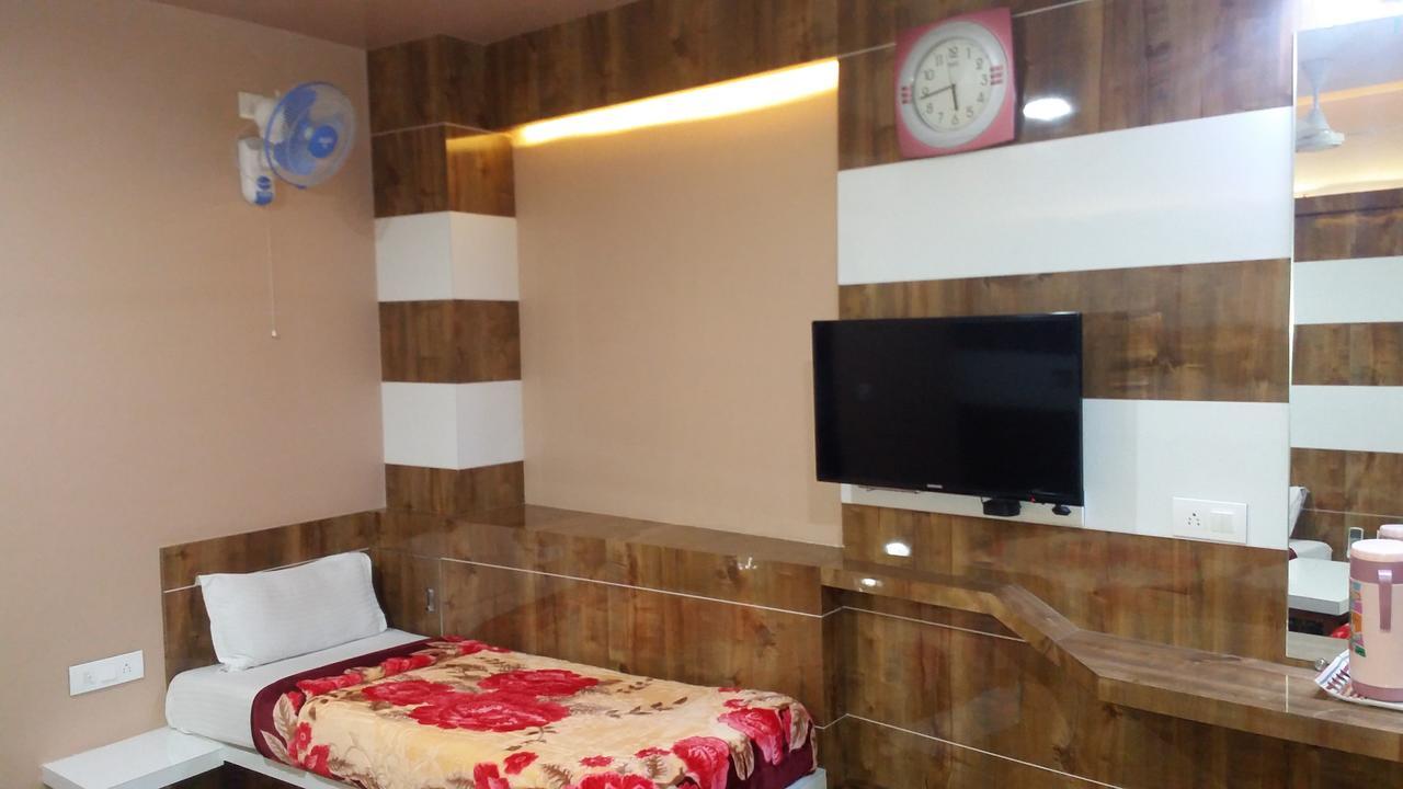 Hotel Decent Surat Zewnętrze zdjęcie