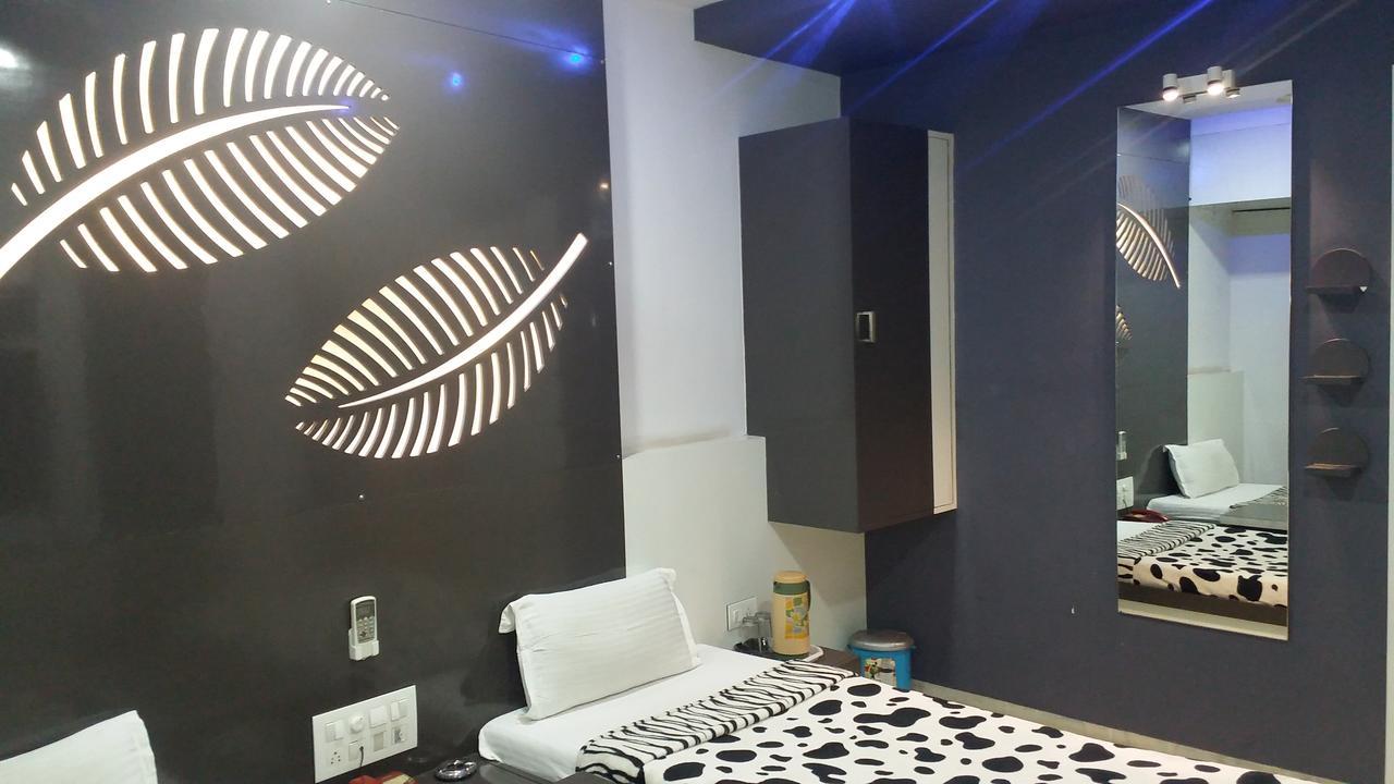 Hotel Decent Surat Zewnętrze zdjęcie