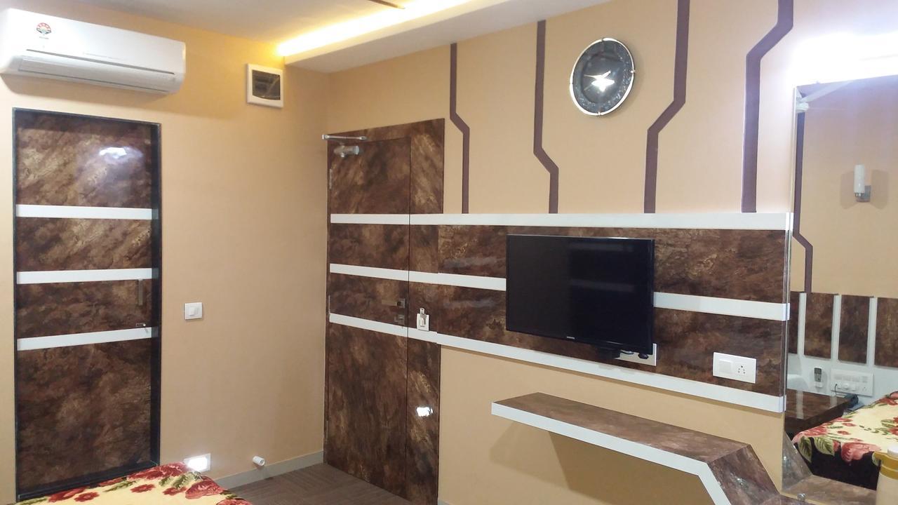 Hotel Decent Surat Zewnętrze zdjęcie