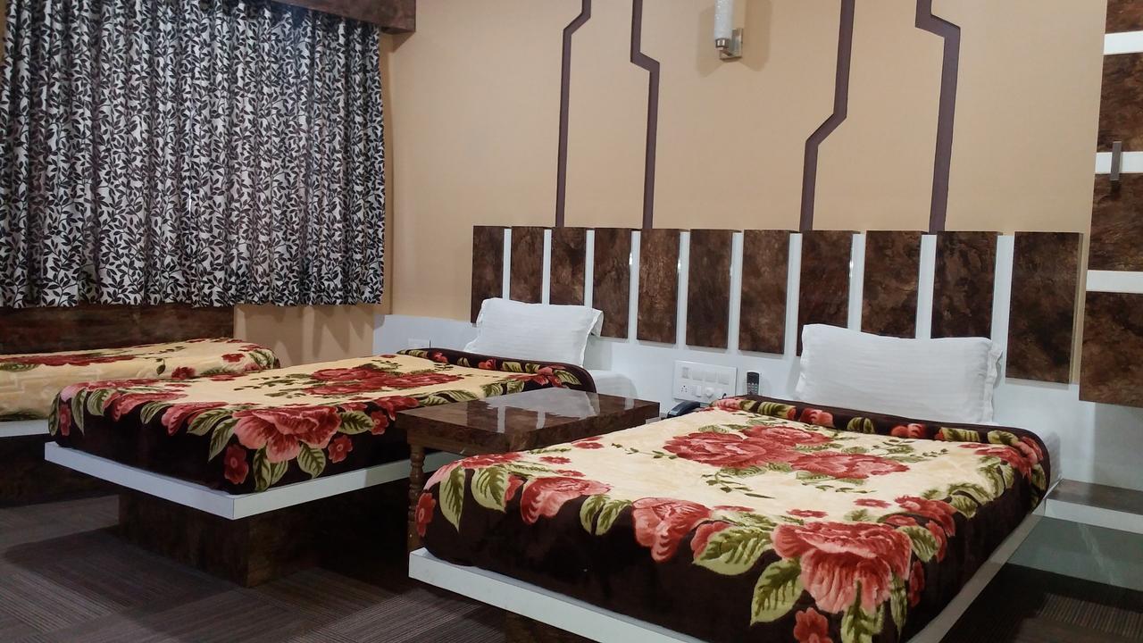 Hotel Decent Surat Zewnętrze zdjęcie